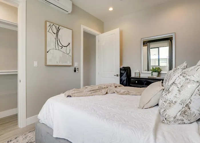 Dom wakacyjny Easy Access To Hospitals! Casita W/ Hot Tub *